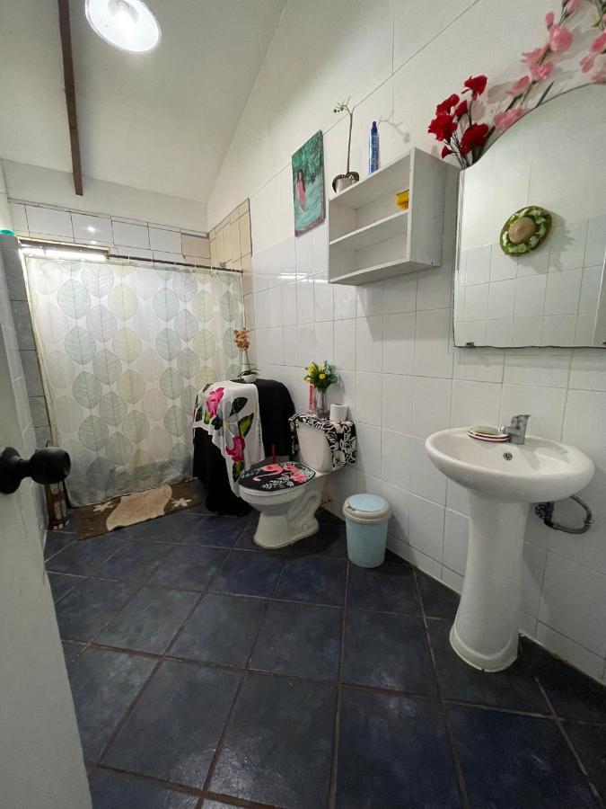 Pua vaenga Hostel Hanga Roa Bagian luar foto