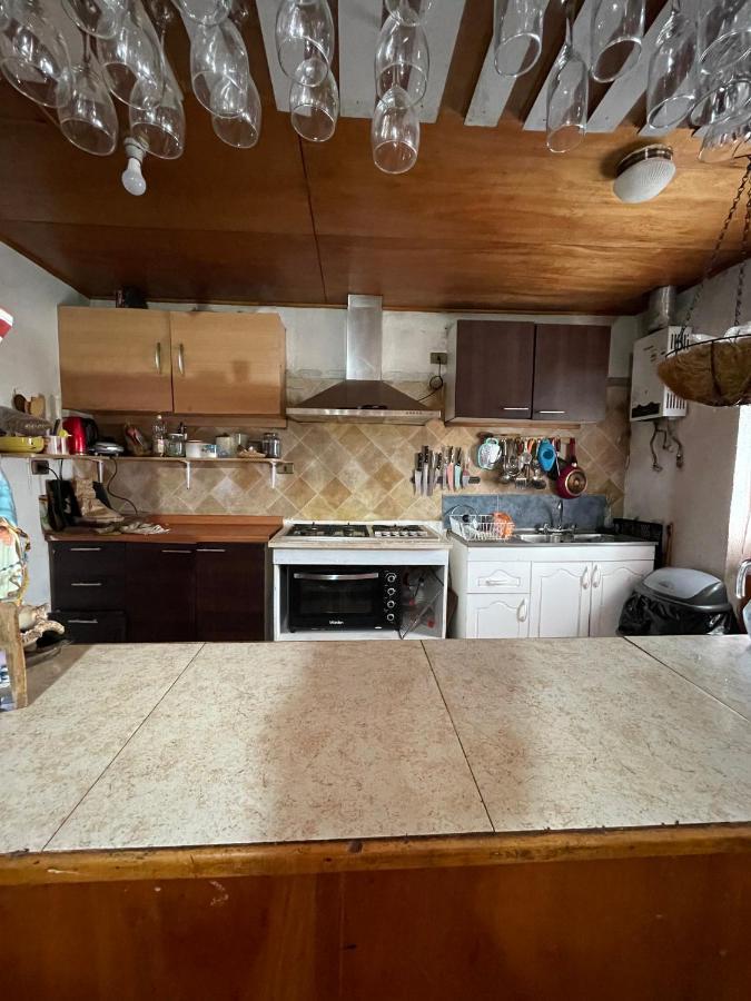 Pua vaenga Hostel Hanga Roa Bagian luar foto