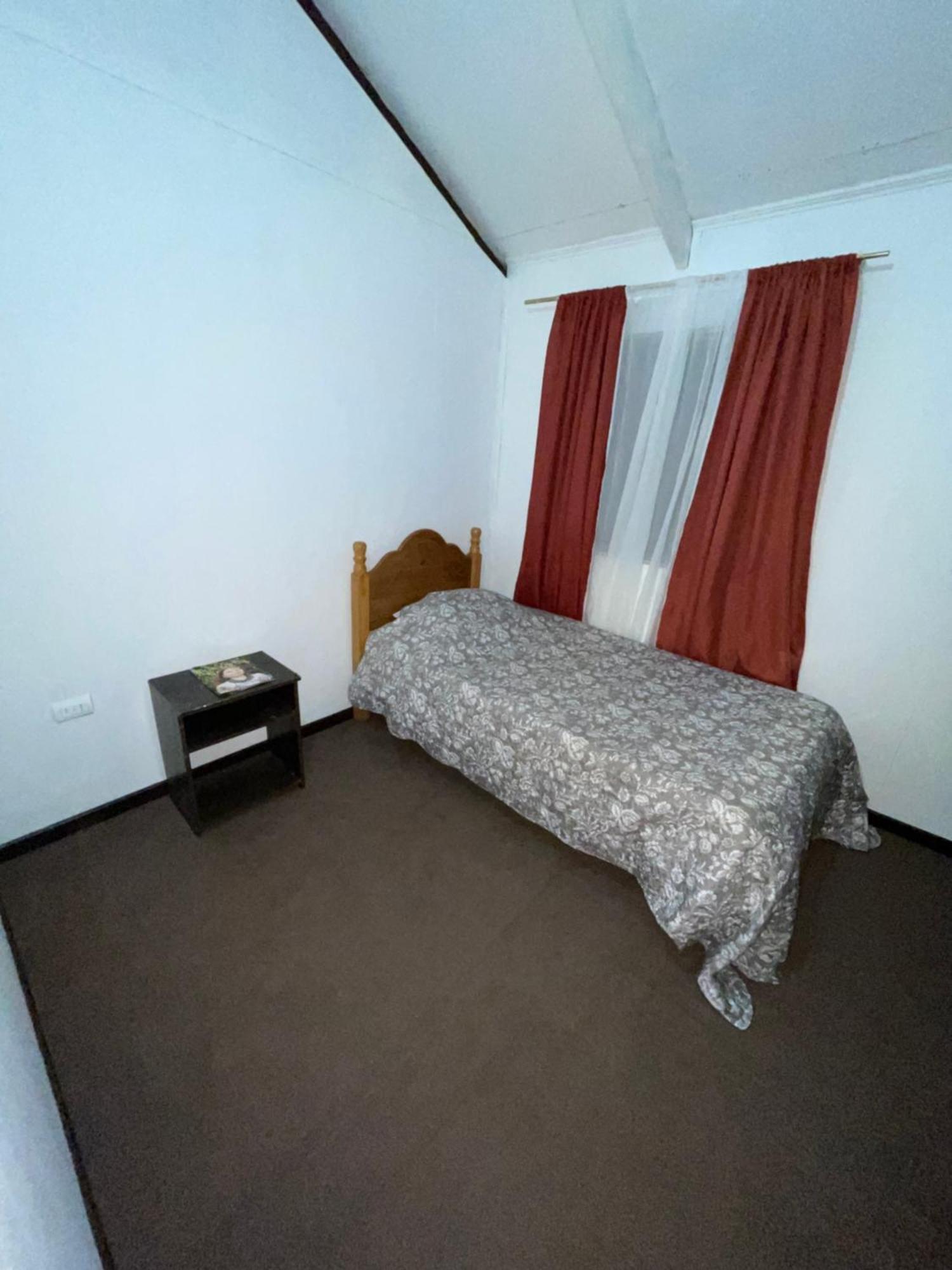 Pua vaenga Hostel Hanga Roa Bagian luar foto
