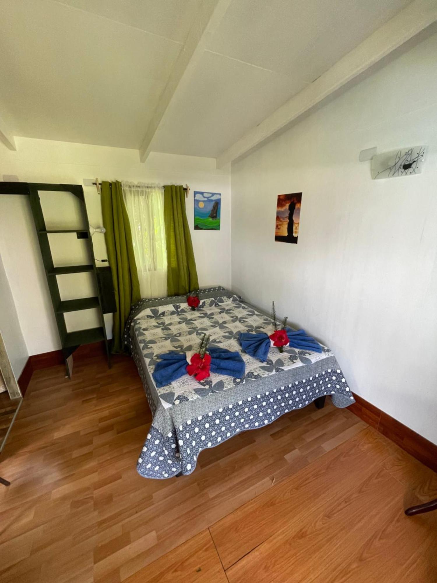 Pua vaenga Hostel Hanga Roa Bagian luar foto