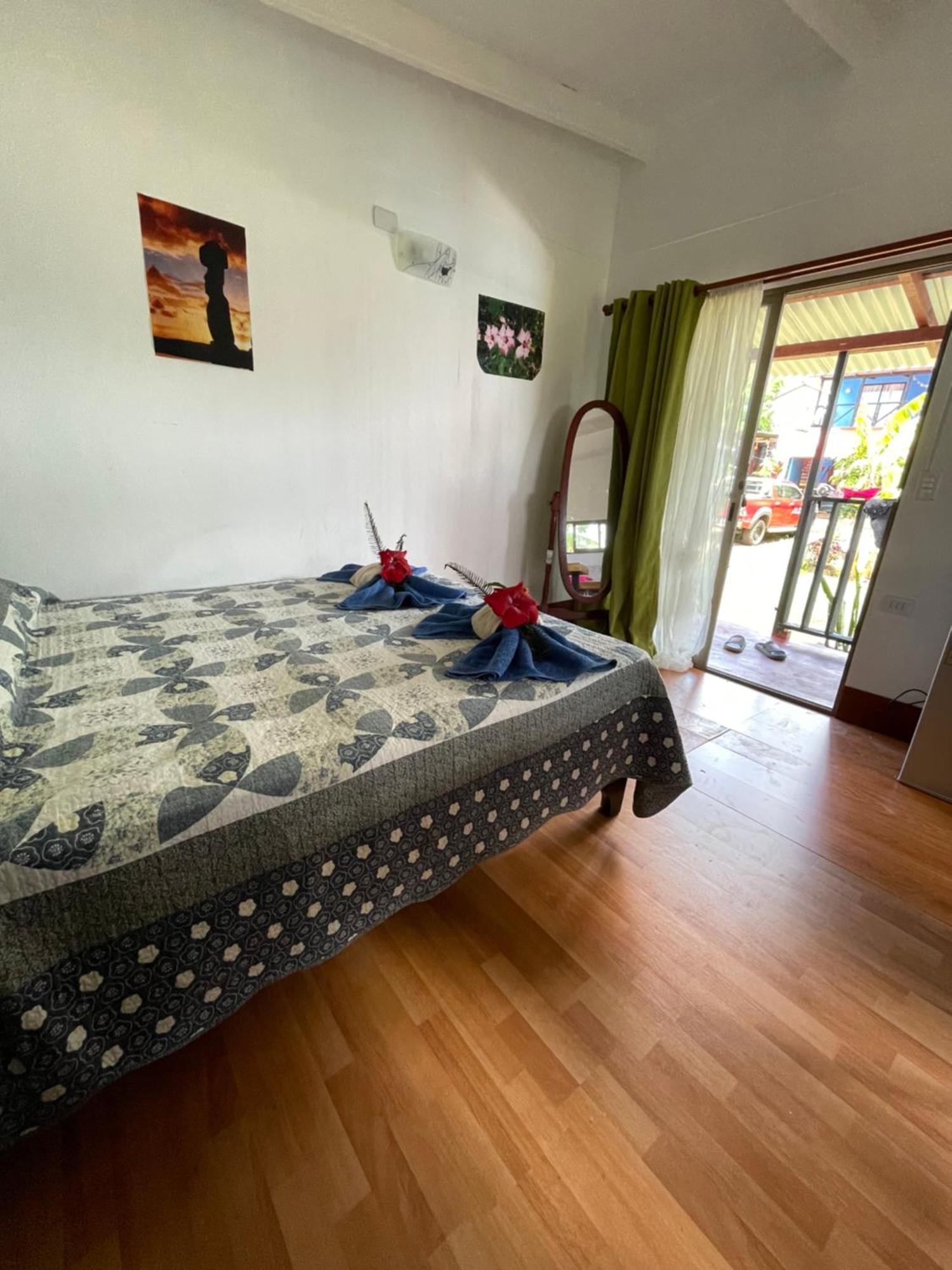 Pua vaenga Hostel Hanga Roa Bagian luar foto