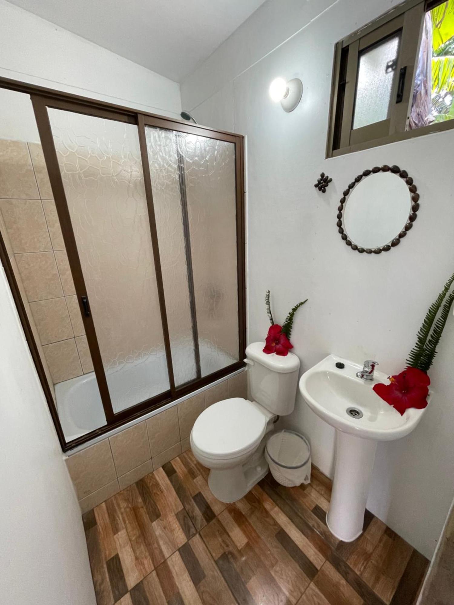 Pua vaenga Hostel Hanga Roa Bagian luar foto