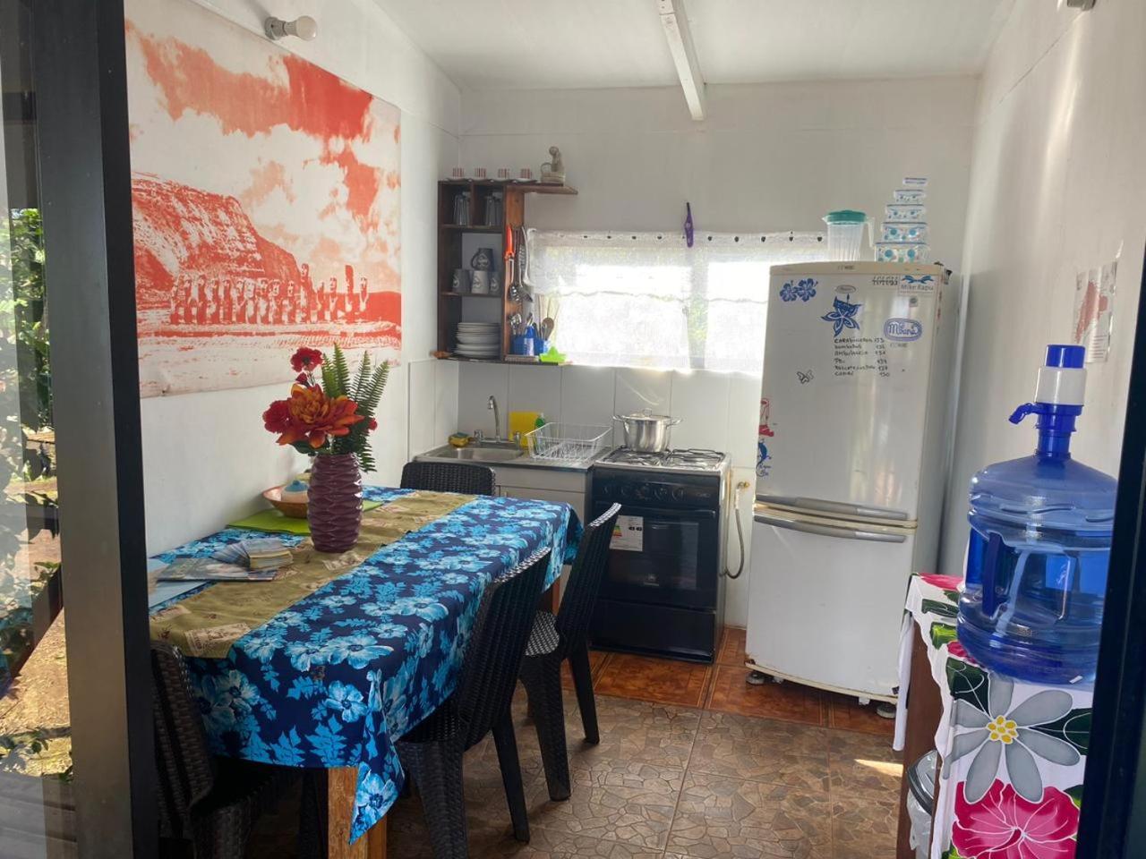 Pua vaenga Hostel Hanga Roa Bagian luar foto