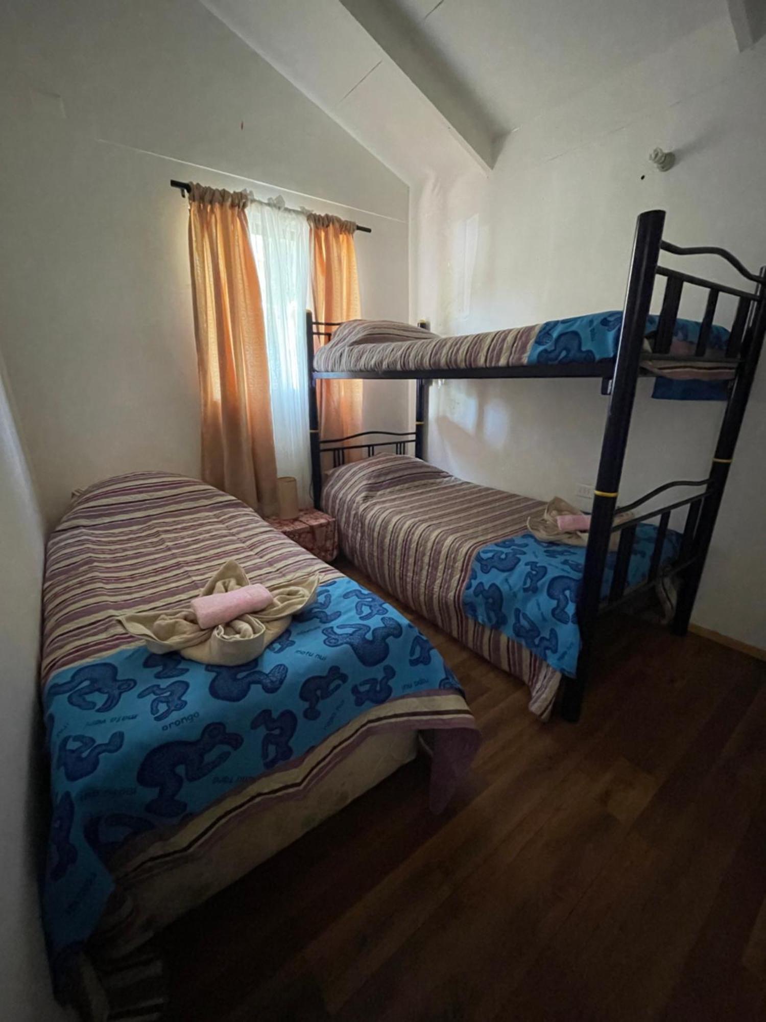 Pua vaenga Hostel Hanga Roa Bagian luar foto