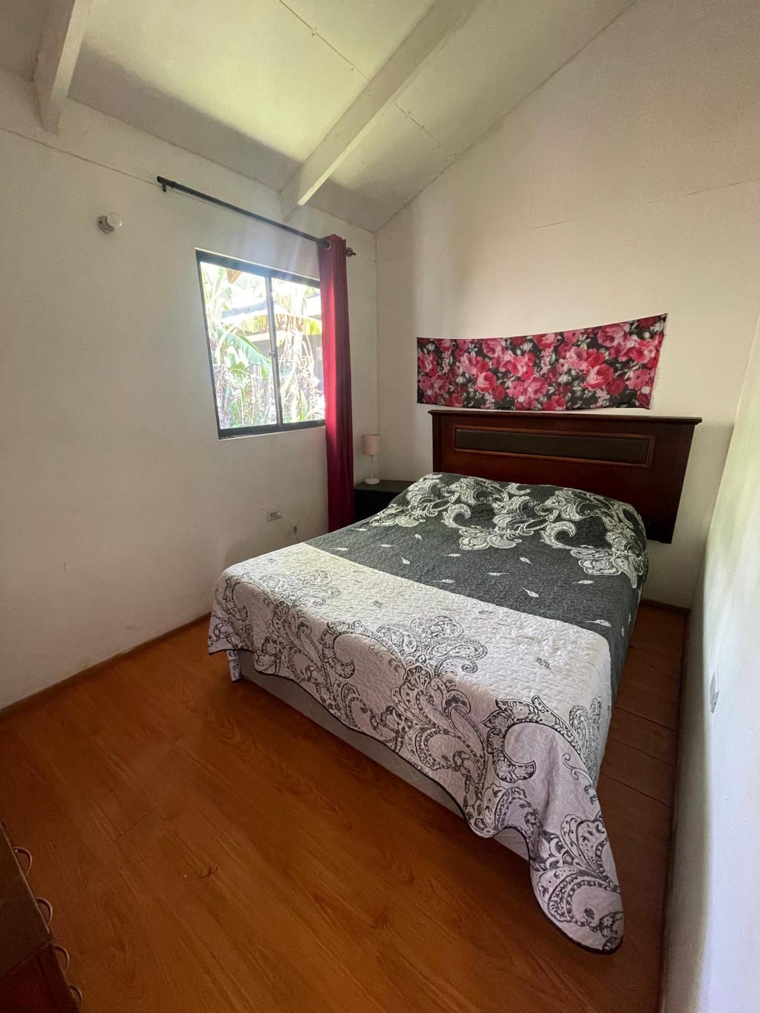 Pua vaenga Hostel Hanga Roa Bagian luar foto
