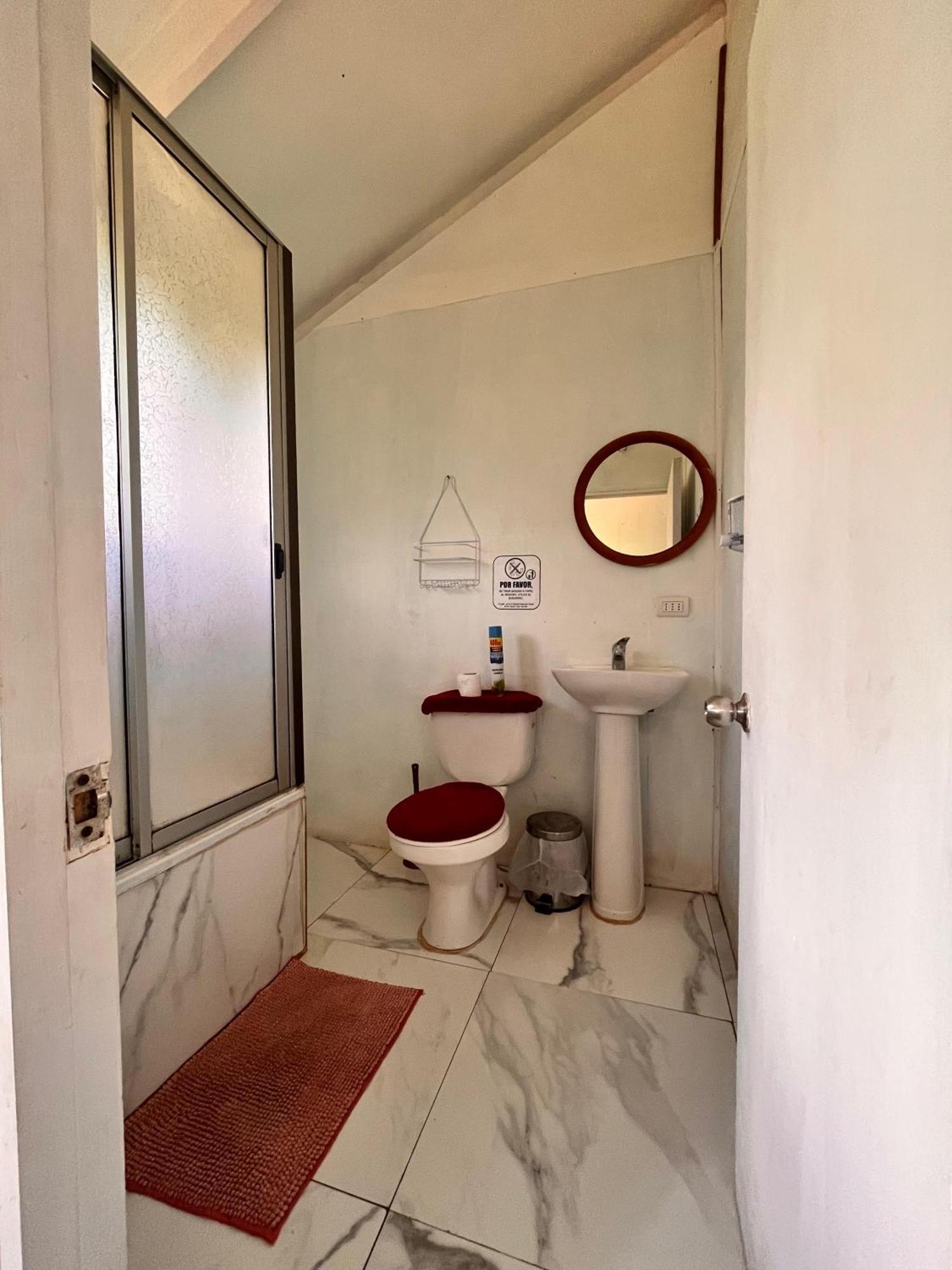 Pua vaenga Hostel Hanga Roa Bagian luar foto